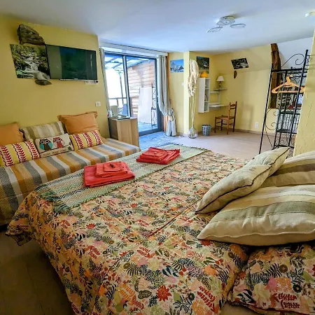 D'hotes Le Lepadou-bas فندق مبيت وإفطار Saint-Chély-dʼAubrac